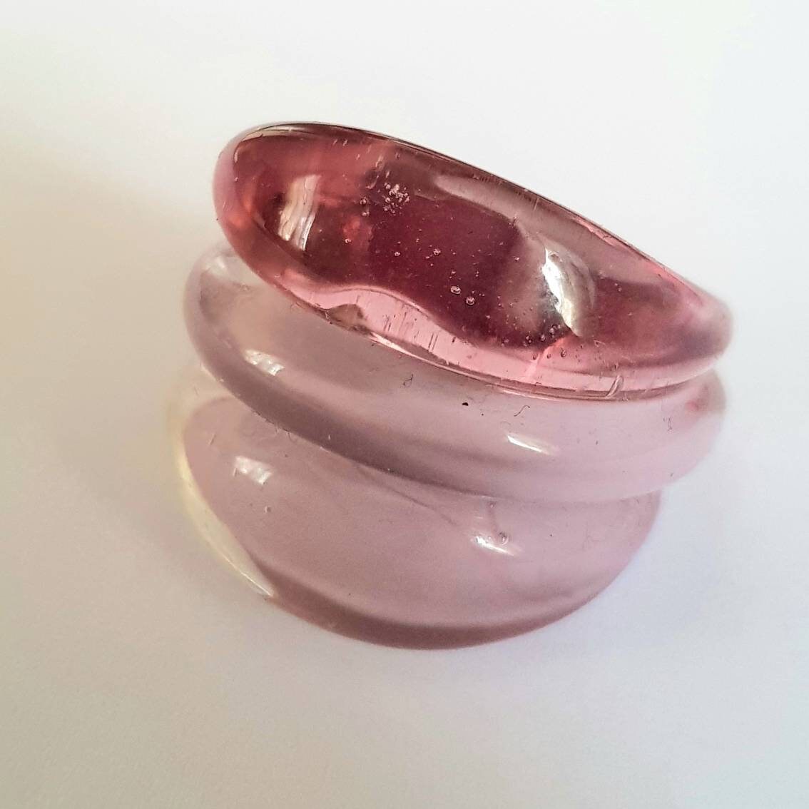 Anello a tre bombature. Ametista trasparente ed ametista in pasta lavorato a lume in vetro di Murano.