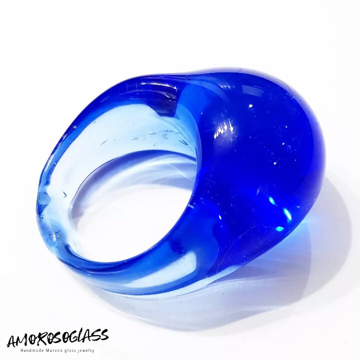Anello Bubble in vetro di Murano molto appariscente, colore bluino trasparente.