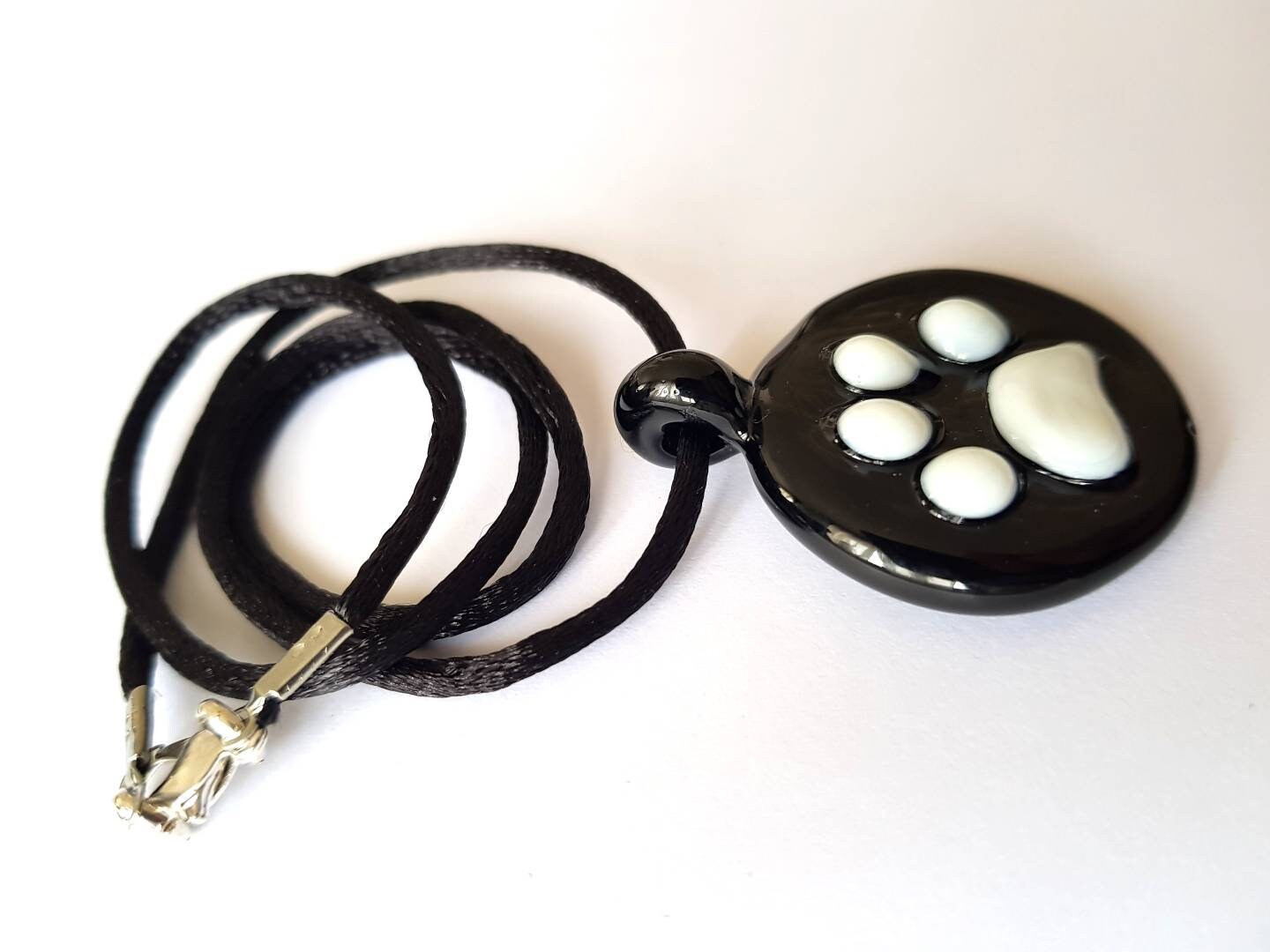 Impronta di zampetta di gatto in vetro di Murano lavorato a lume.