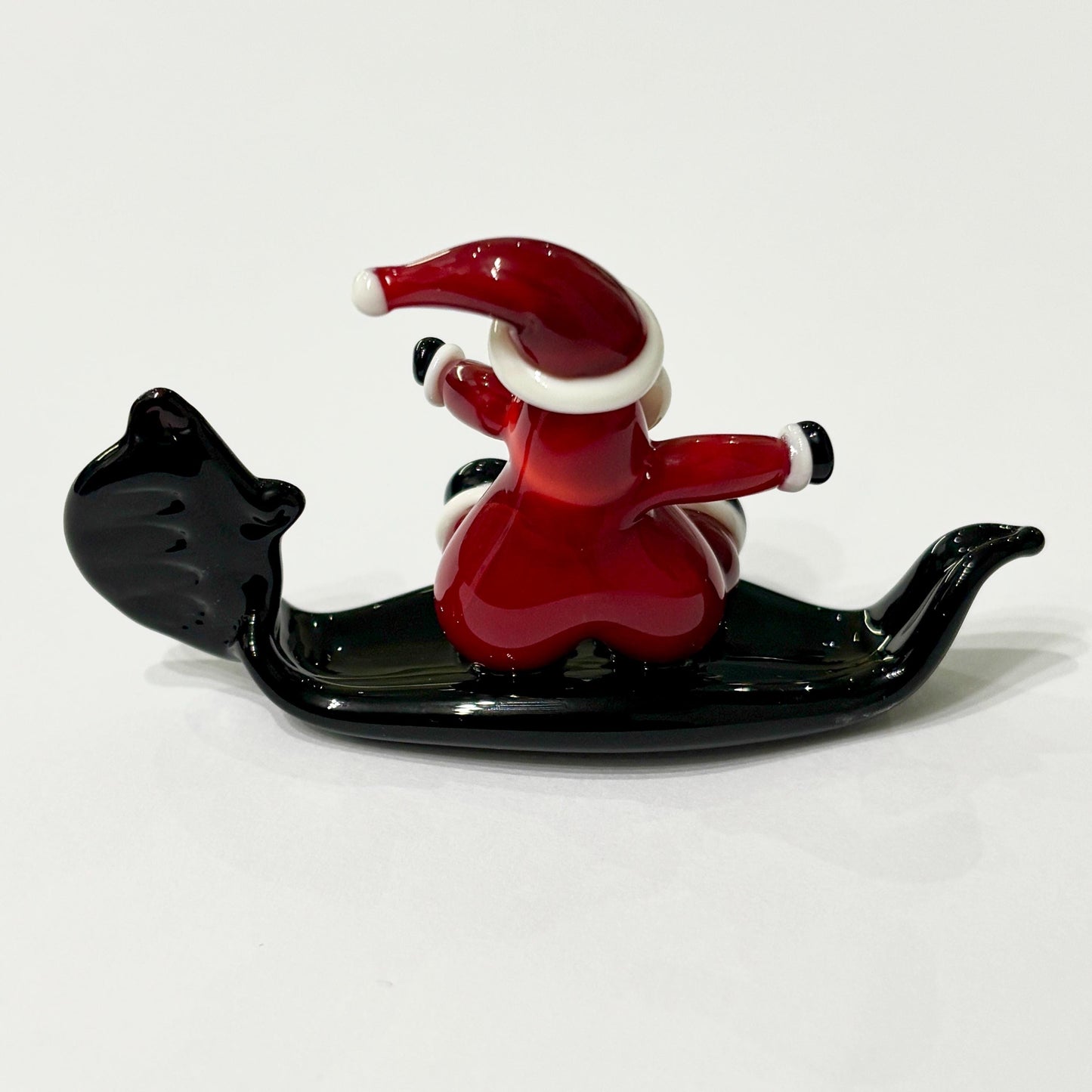 Babbo Natale seduto in gondola. In vetro di Murano lavorato a lume.