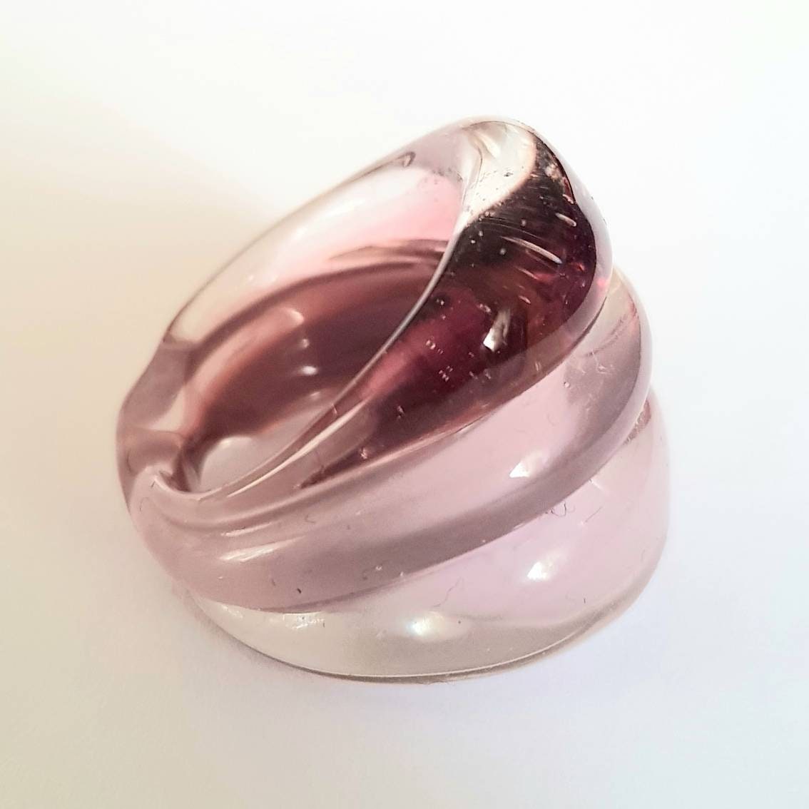 Anello a tre bombature. Ametista trasparente ed ametista in pasta lavorato a lume in vetro di Murano.