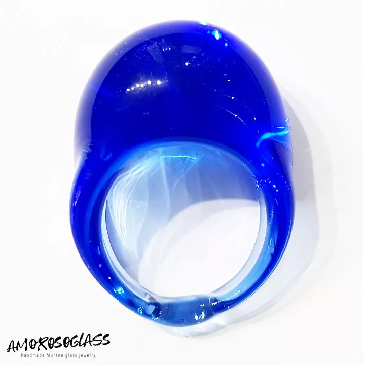 Anello Bubble in vetro di Murano molto appariscente, colore bluino trasparente.