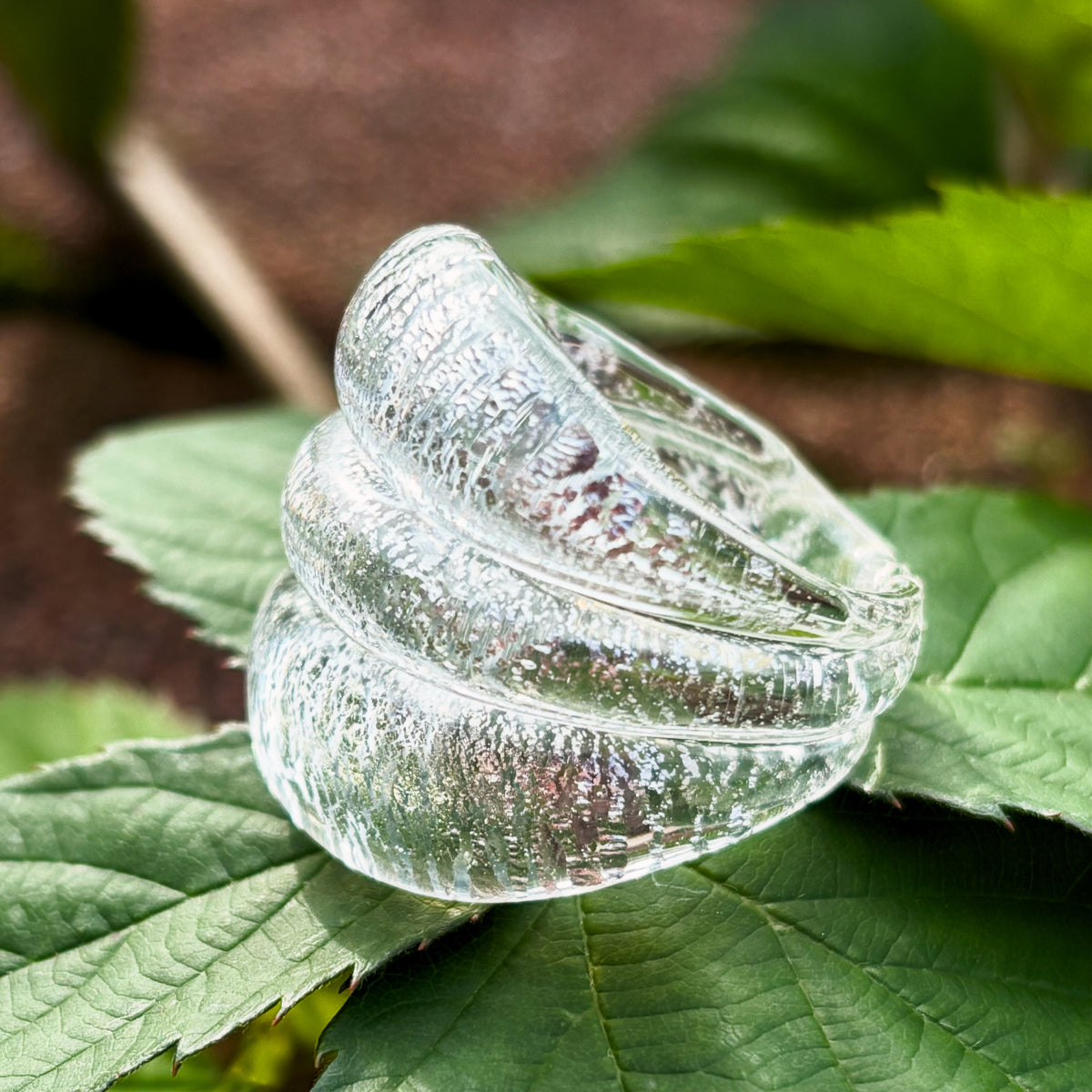 Anello KRIS a tre bombature con inclusione di foglia in argento, lavorato a lume in vetro di Murano.