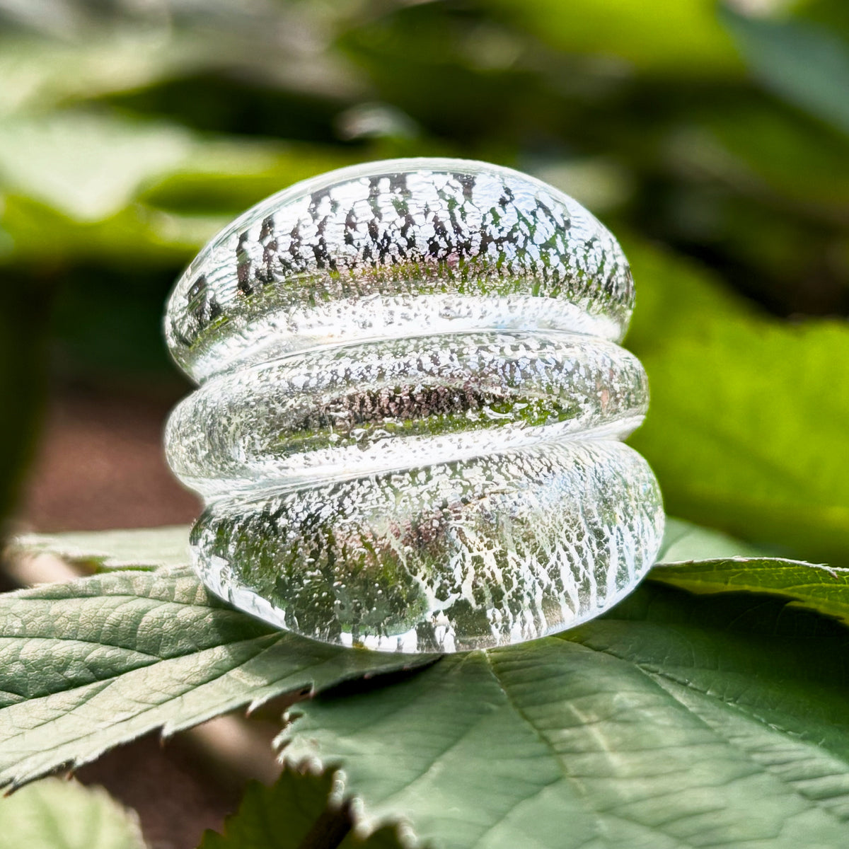 Anello KRIS a tre bombature con inclusione di foglia in argento, lavorato a lume in vetro di Murano.