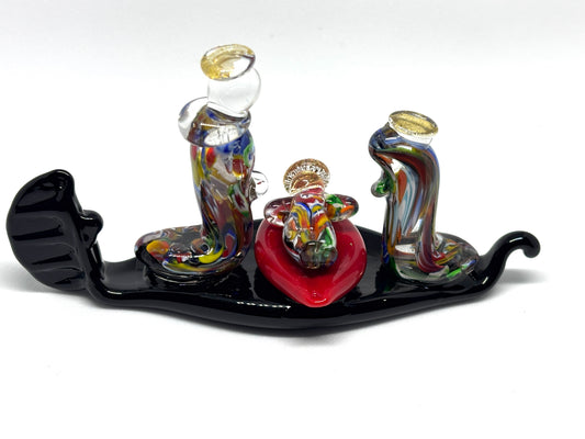 Presepe con murrine e foglia oro in gondola. In vetro di Murano lavorato a lume.