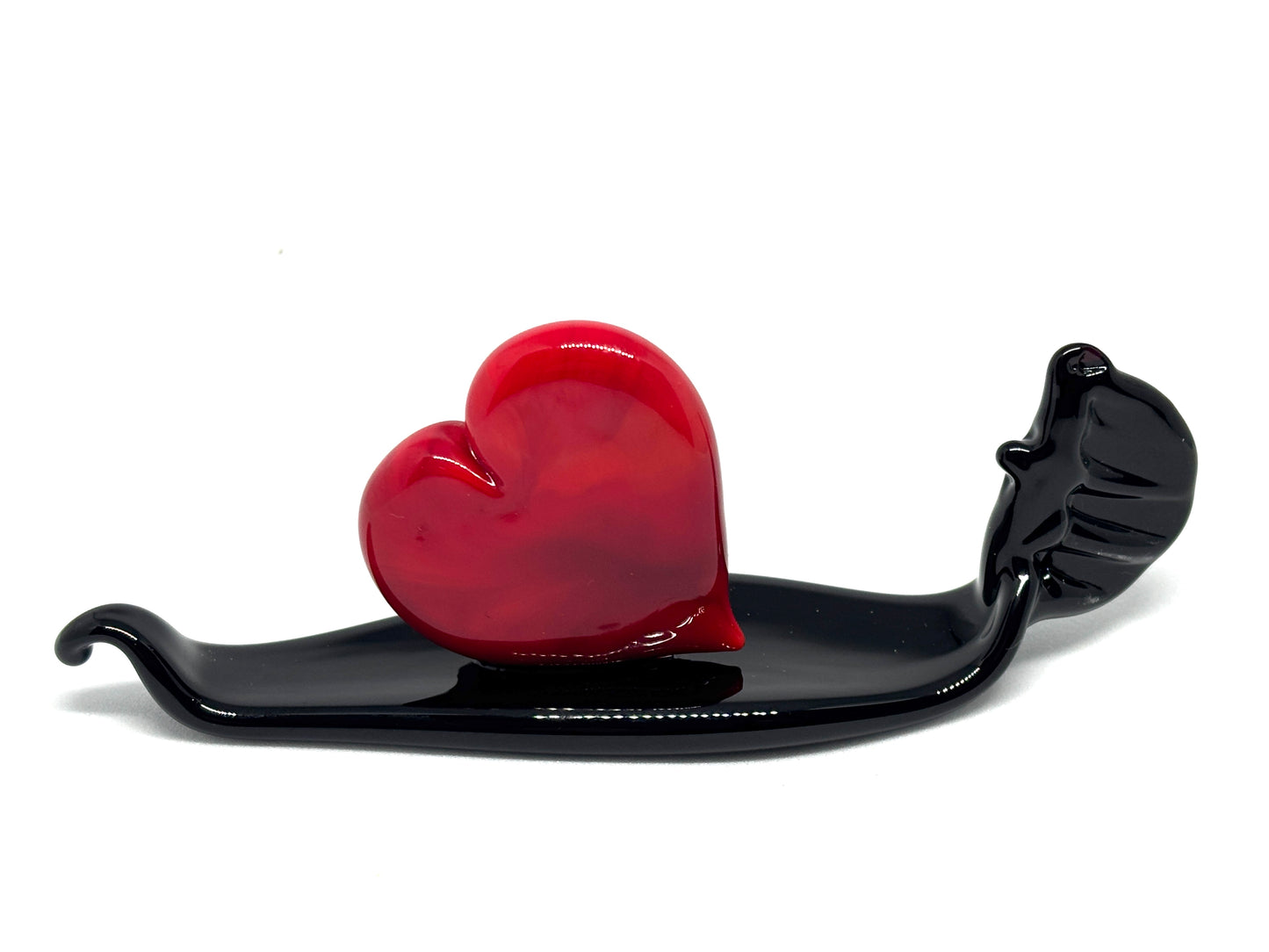 Cuoricino rosso pieno su una gondola veneziana. In vetro di Murano lavorato a lume.