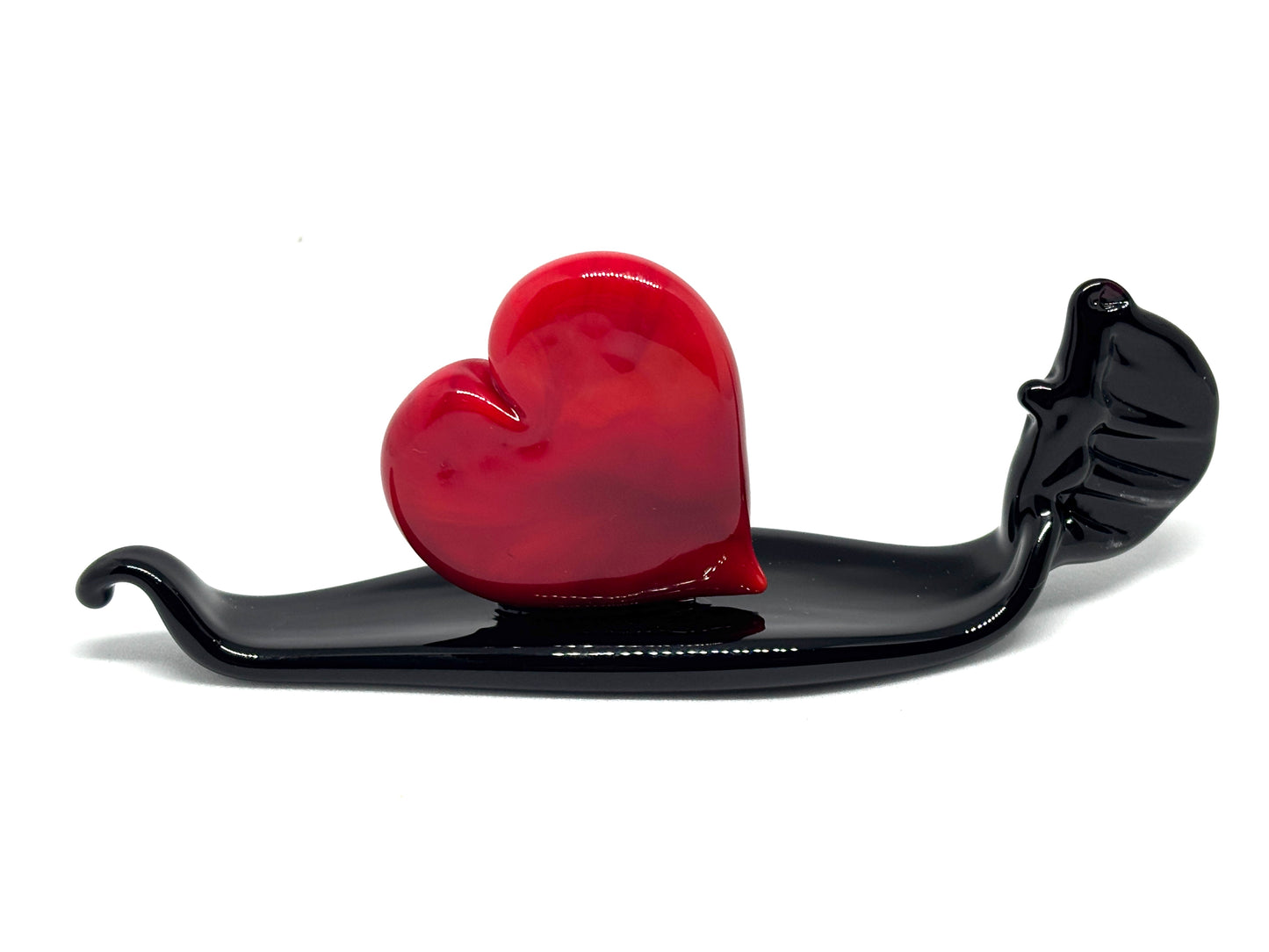 Cuoricino rosso pieno su una gondola veneziana. In vetro di Murano lavorato a lume.