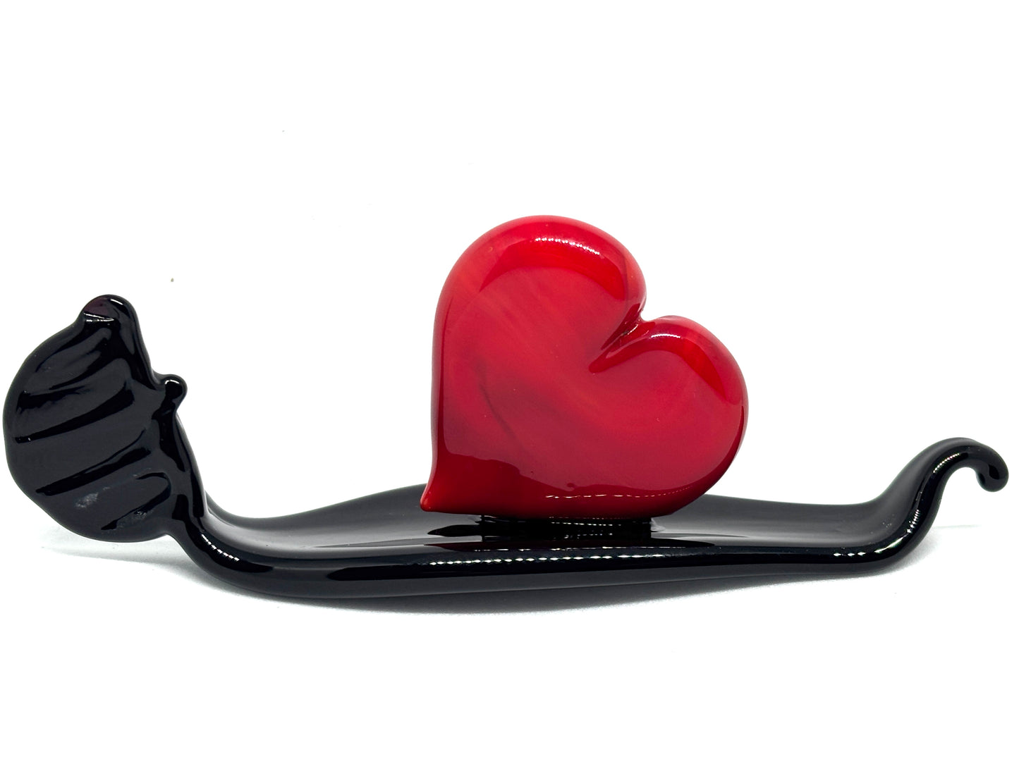 Cuoricino rosso pieno su una gondola veneziana. In vetro di Murano lavorato a lume.