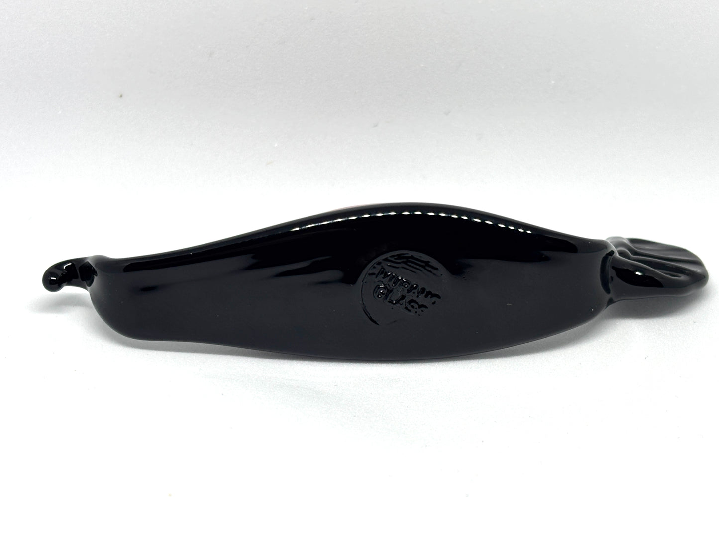 Cuoricino rosso pieno su una gondola veneziana. In vetro di Murano lavorato a lume.