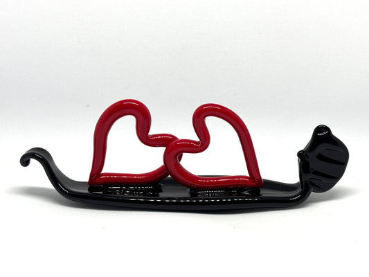 Due cuoricini rossi sopra una gondola veneziana. In vetro di Murano lavorato a lume.