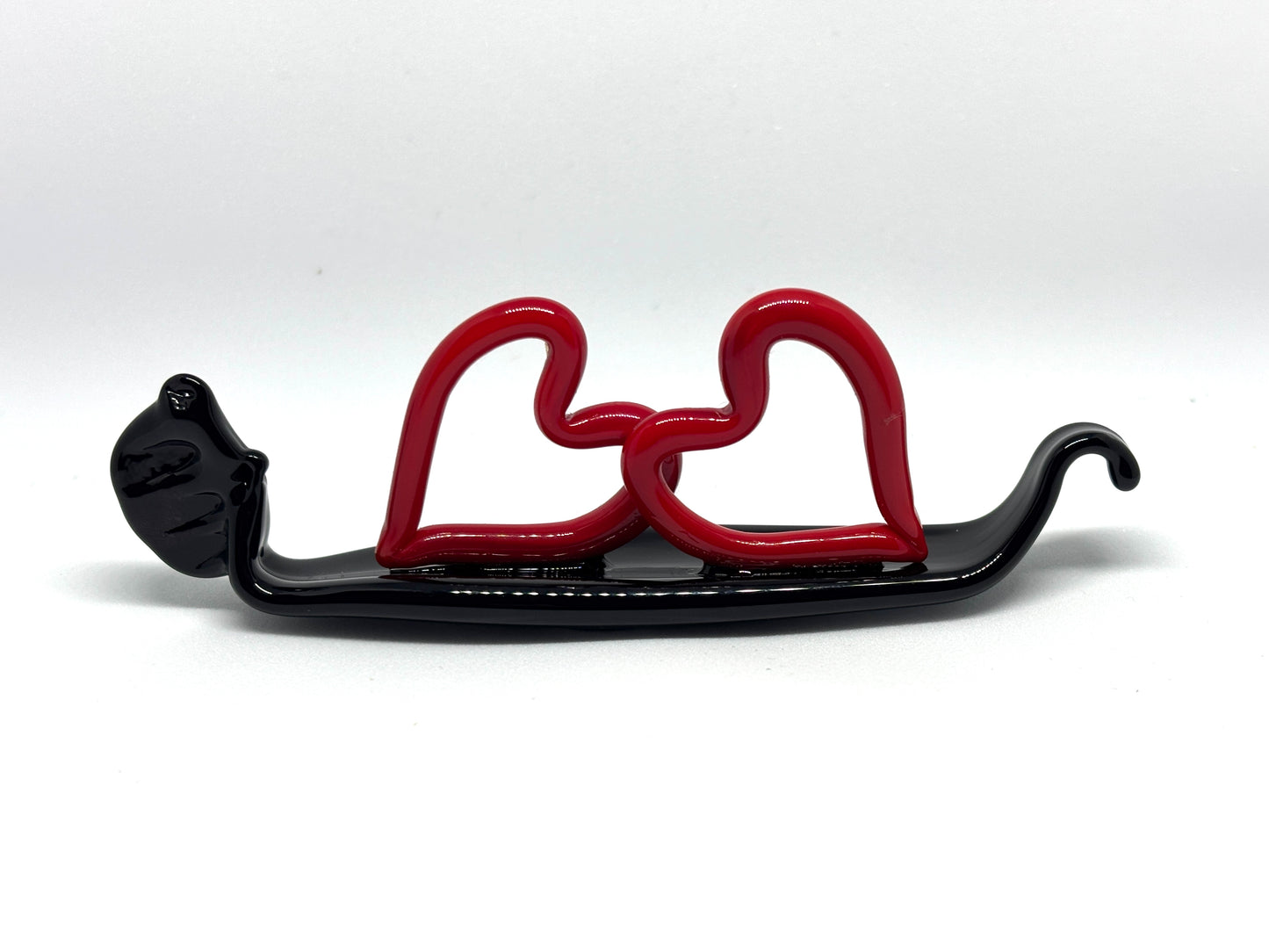 Due cuoricini rossi sopra una gondola veneziana. In vetro di Murano lavorato a lume.