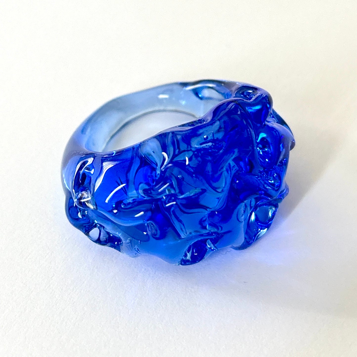 Anello WAVES in vetro di Murano dai colori trasparenti.