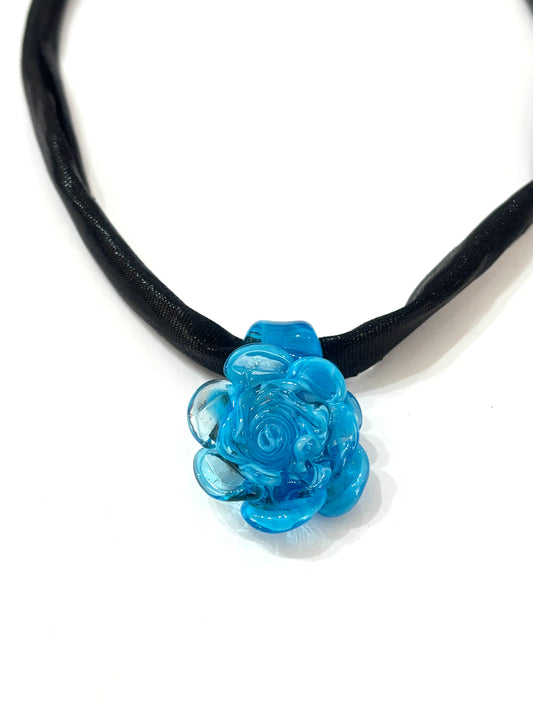 DALIA - colore celeste/blu in vetro di Murano lavorato a lume.