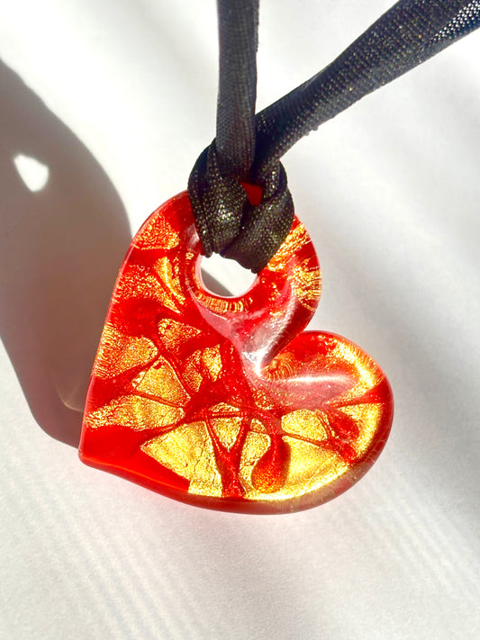 Cuore con foglia oro 24Kt - colore rosso in vetro di Murano lavorato a lume.