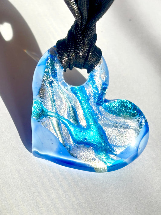 Cuore con foglia argento - colore bluino e turchese in vetro di Murano lavorato a lume.