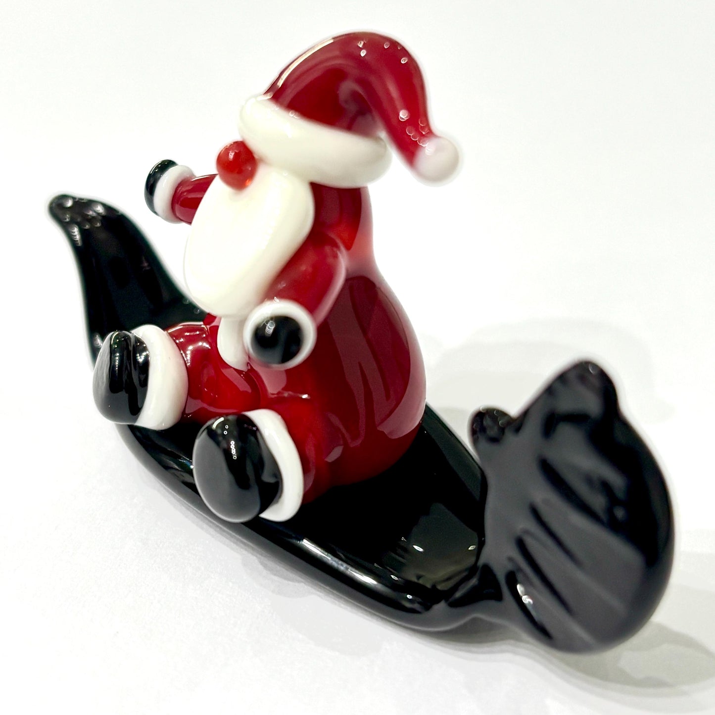 Babbo Natale seduto in gondola. In vetro di Murano lavorato a lume.