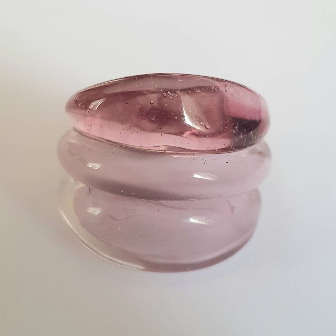 Anello a tre bombature. Ametista trasparente ed ametista in pasta lavorato a lume in vetro di Murano.