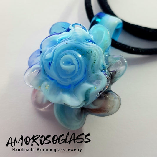 DALIA - colore celeste/blu in vetro di Murano lavorato a lume.