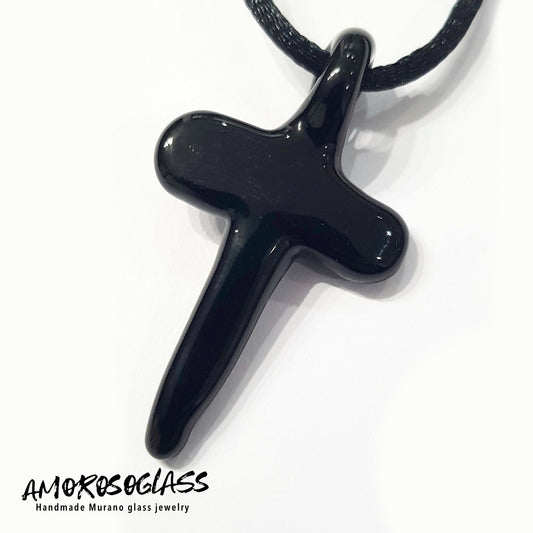 Croce nera in vetro di Murano lavorato a lume.