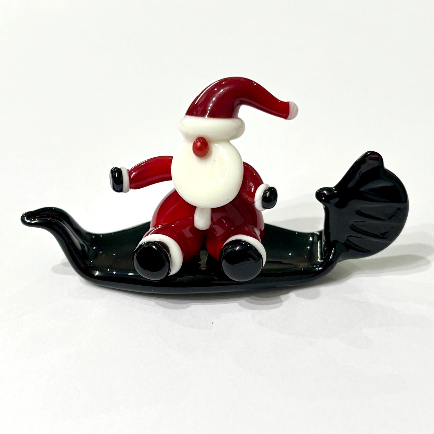 Babbo Natale seduto in gondola. In vetro di Murano lavorato a lume.
