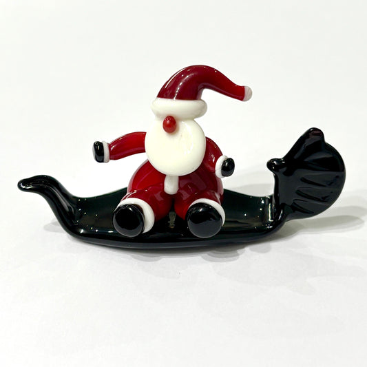 Babbo Natale seduto in gondola. In vetro di Murano lavorato a lume.