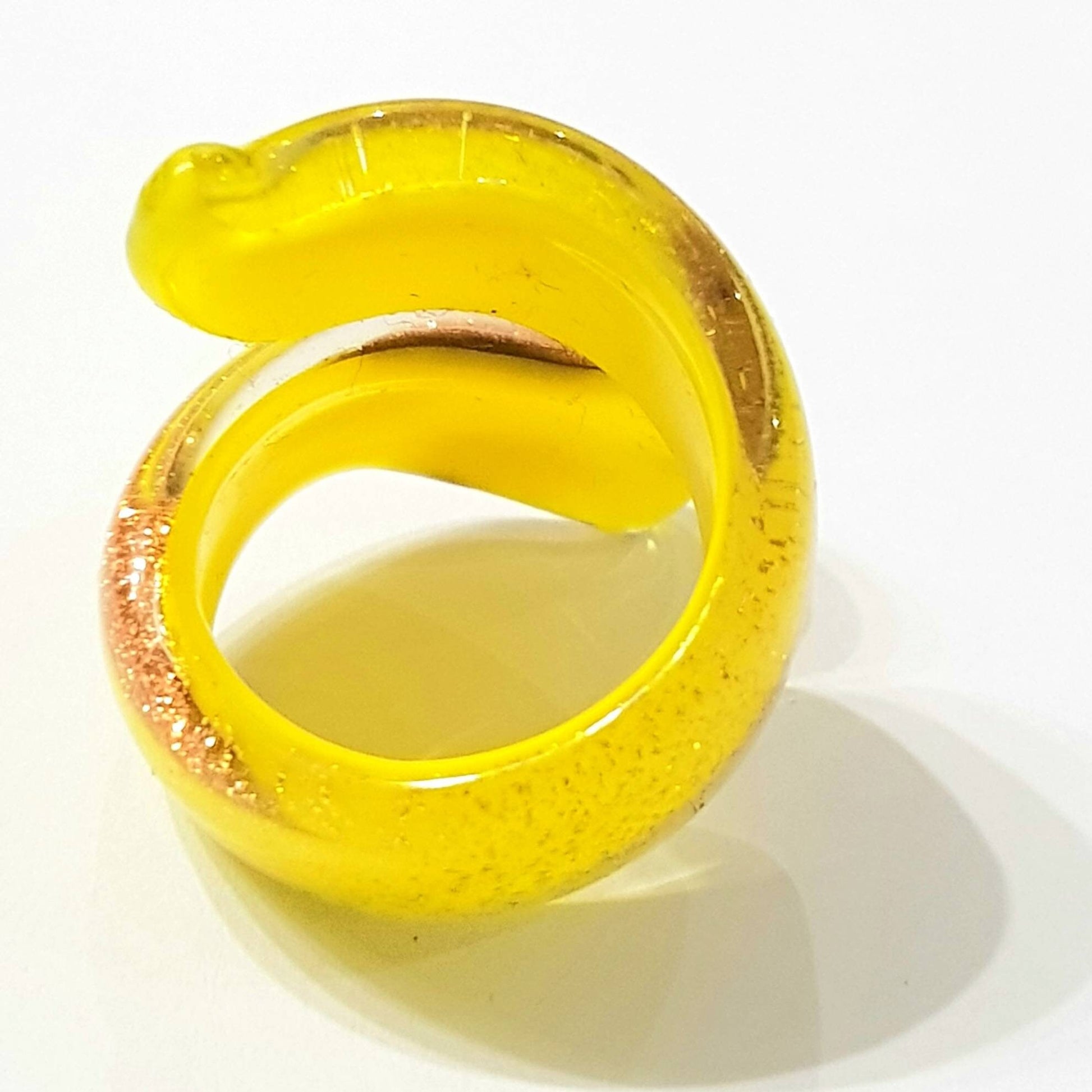 Anello a spirale in vetro di Murano con foglia oro e avventurina.