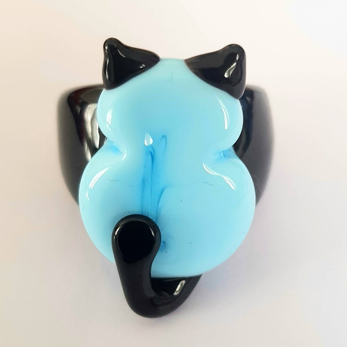 Anello gattino in vetro di Murano lavorato a lume.