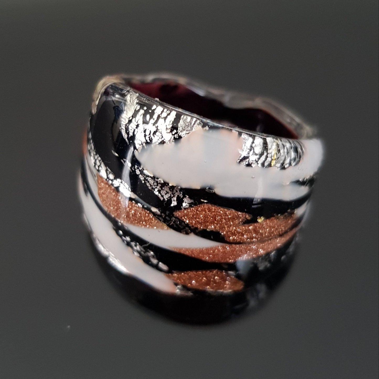 Anello a fascia con foglia argento, avventurina e decori in vetro bianco e nero. Realizzato artigianalmente: vetro di Murano lavorato a lume