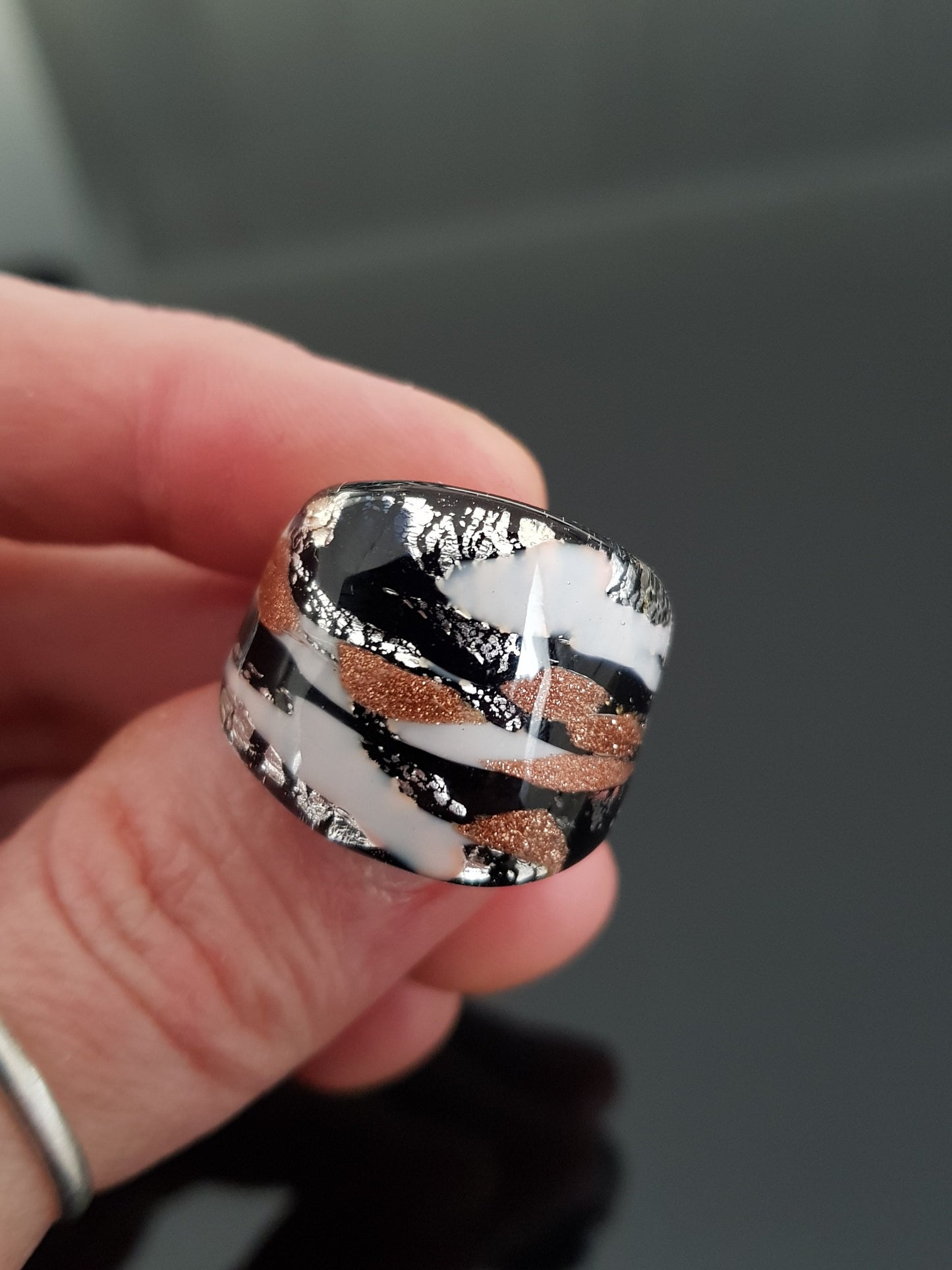 Anello a fascia con foglia argento, avventurina e decori in vetro bianco e nero. Realizzato artigianalmente: vetro di Murano lavorato a lume