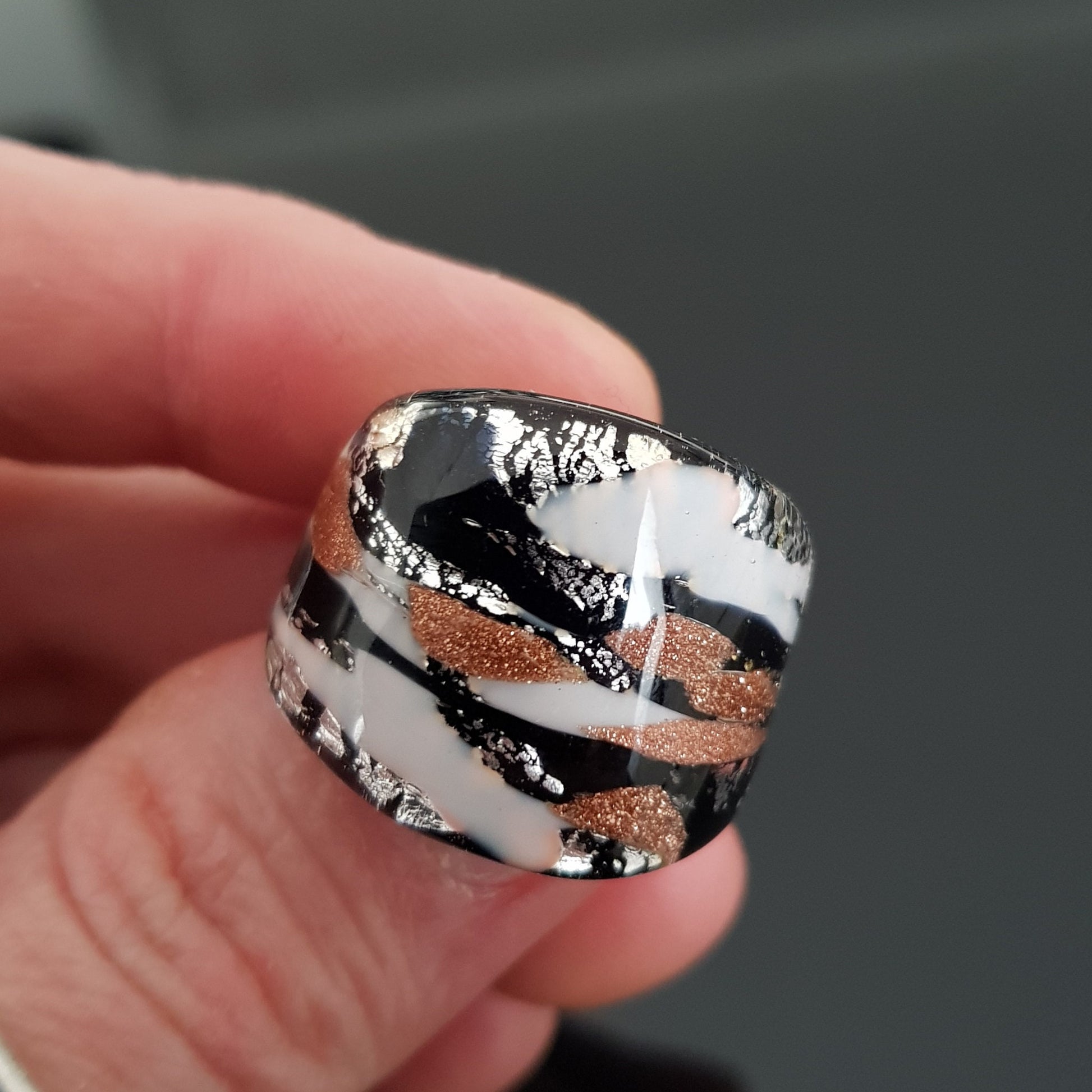 Anello a fascia con foglia argento, avventurina e decori in vetro bianco e nero. Realizzato artigianalmente: vetro di Murano lavorato a lume