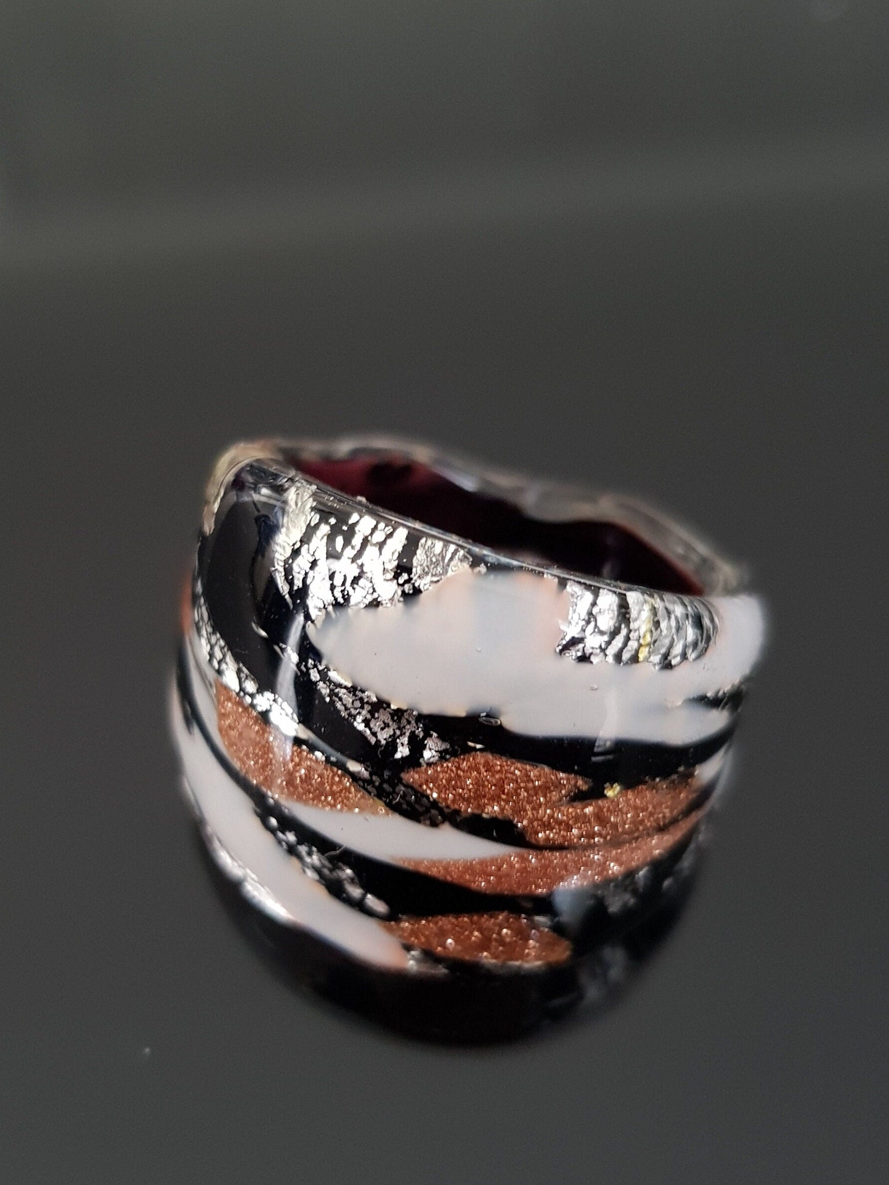 Anello a fascia con foglia argento, avventurina e decori in vetro bianco e nero. Realizzato artigianalmente: vetro di Murano lavorato a lume