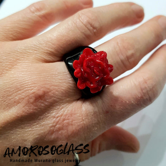 Anello GOTHIC ROSE - con rosa rossa in vetro di Murano lavorato a lume.