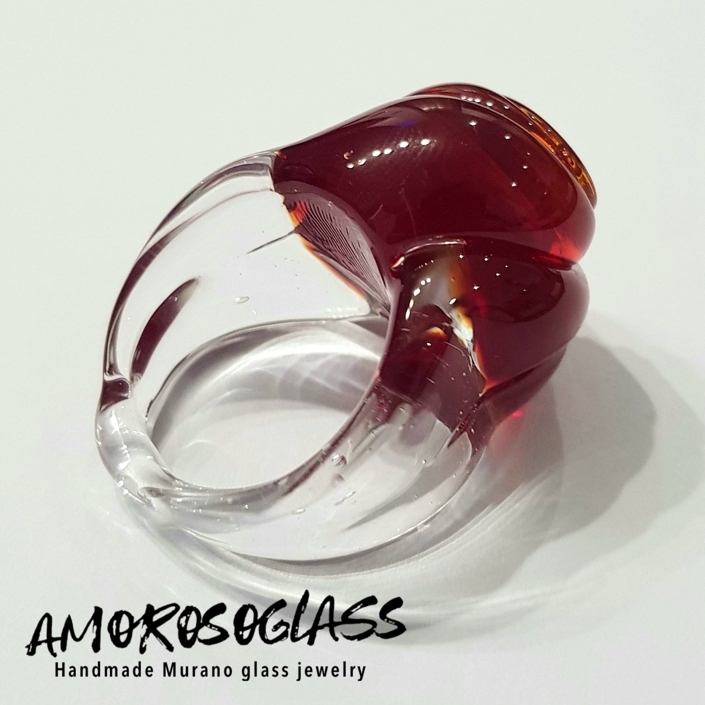 Anello BOCCIOLO in vetro di Murano colore rosso intenso trasparente con base anello in cristallo trasparente.