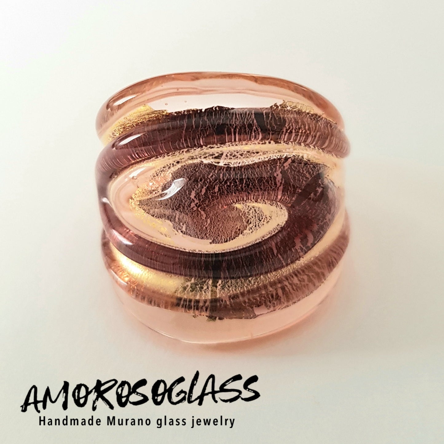 Anello VORTICE a fascia larga base rosa trasparente con foglia oro24kt e vortice ametista trasparente,in vetro di Murano lavorato a lume.