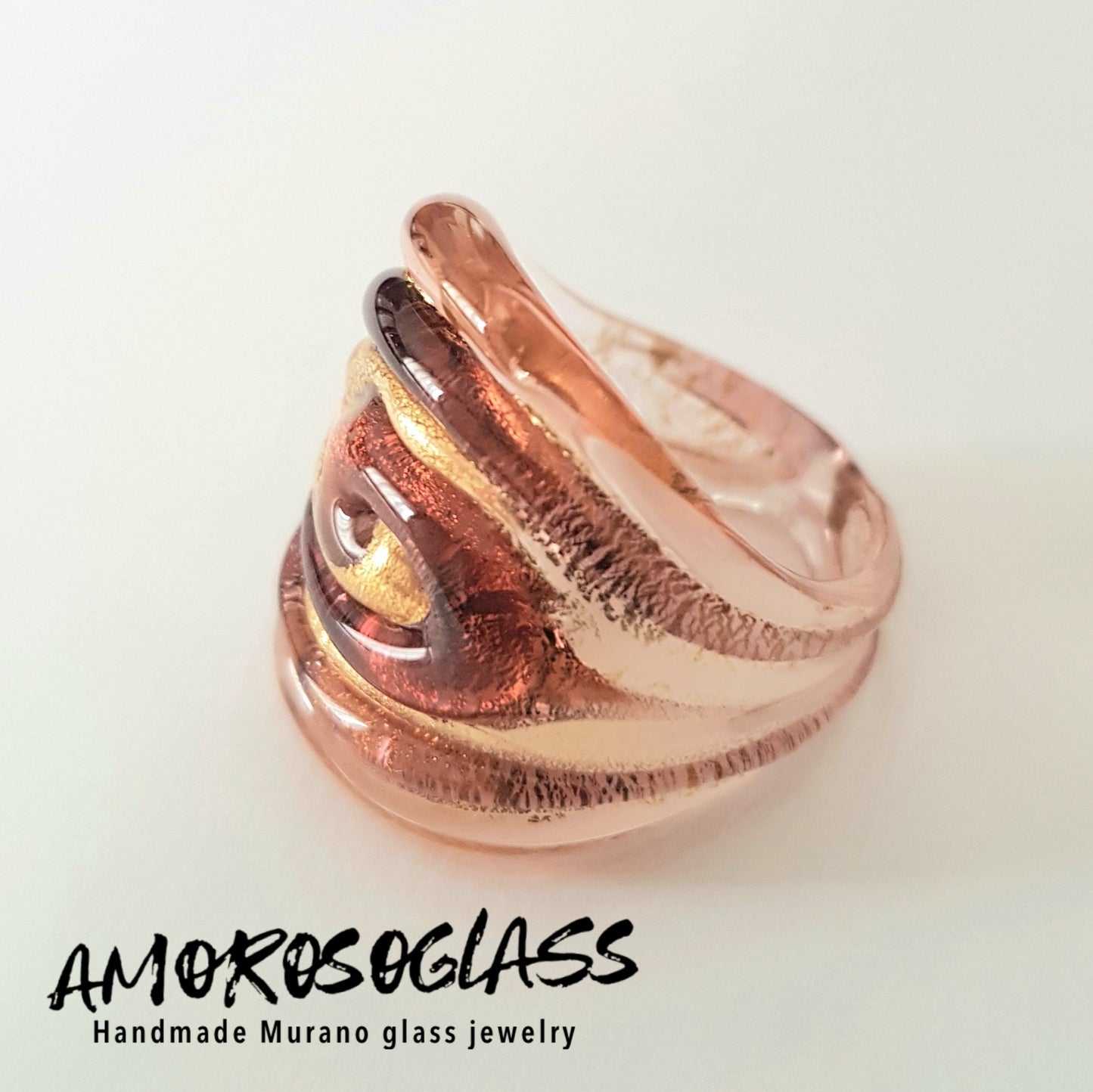 Anello VORTICE a fascia larga base rosa trasparente con foglia oro24kt e vortice ametista trasparente,in vetro di Murano lavorato a lume.