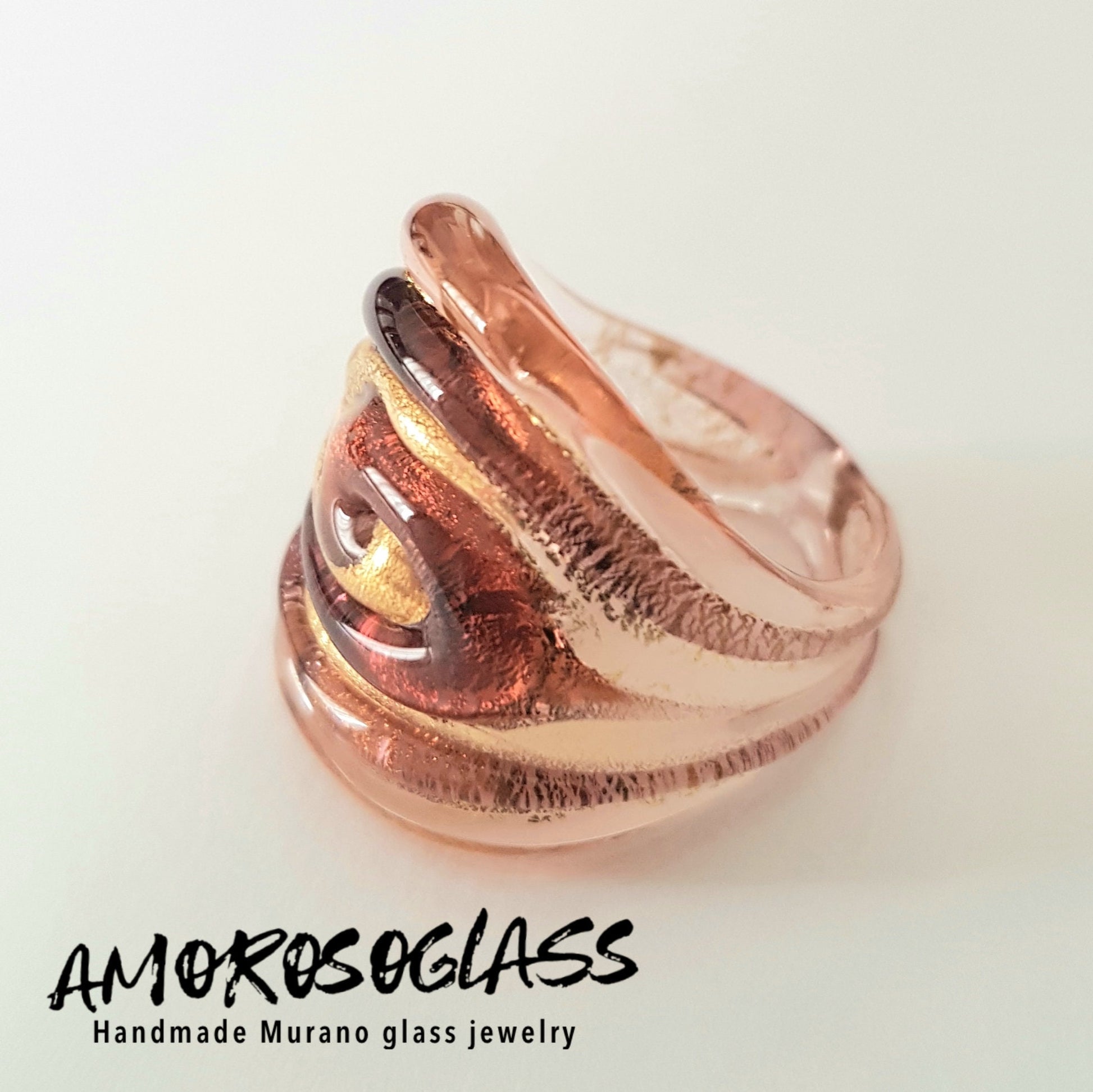 Anello VORTICE a fascia larga base rosa trasparente con foglia oro24kt e vortice ametista trasparente,in vetro di Murano lavorato a lume.
