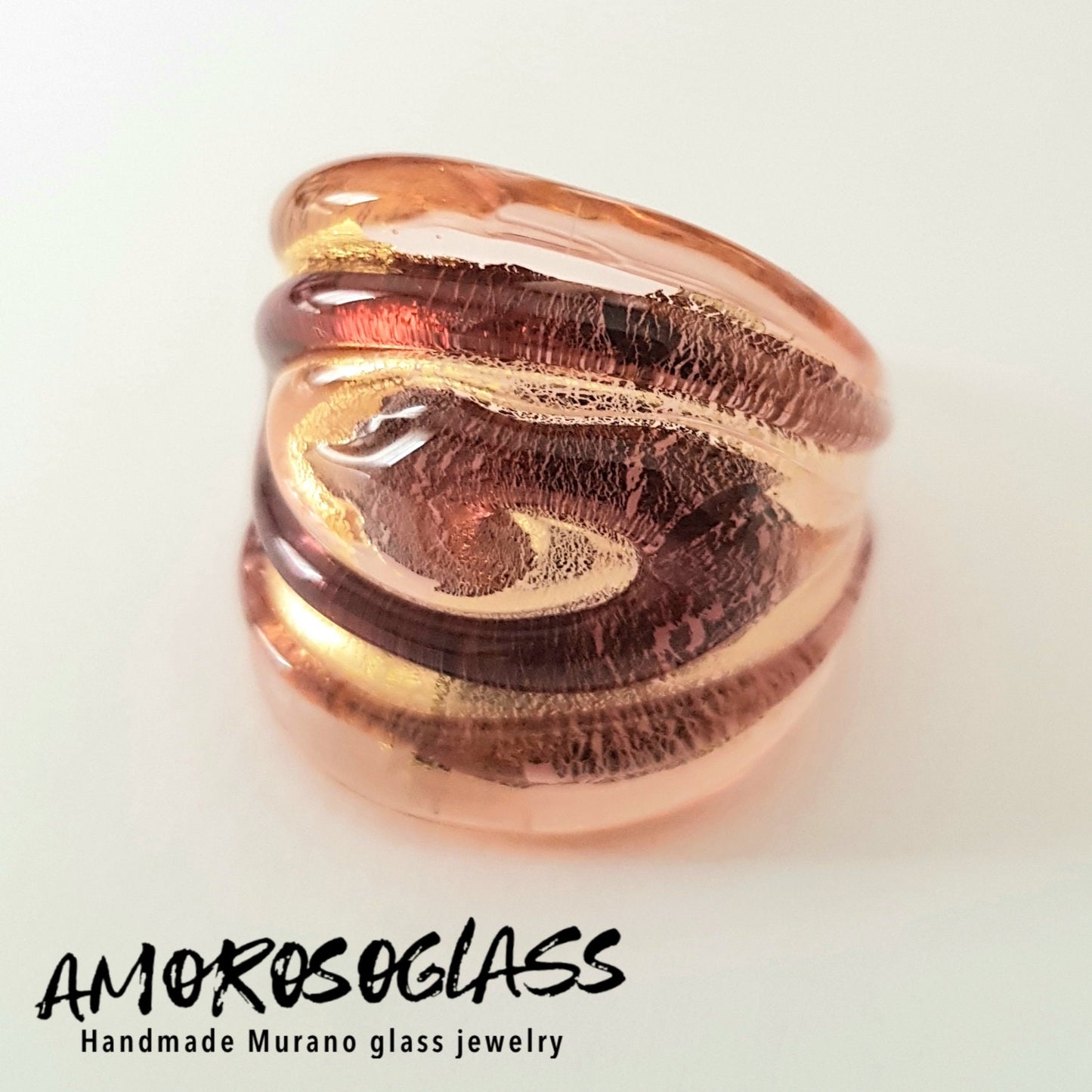 Anello VORTICE a fascia larga base rosa trasparente con foglia oro24kt e vortice ametista trasparente,in vetro di Murano lavorato a lume.