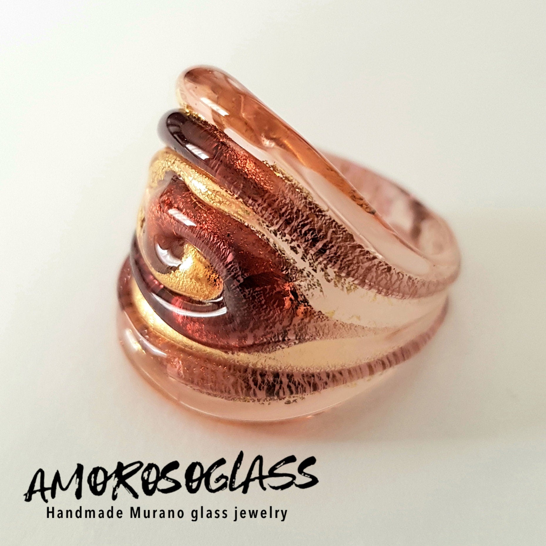 Anello VORTICE a fascia larga base rosa trasparente con foglia oro24kt e vortice ametista trasparente,in vetro di Murano lavorato a lume.