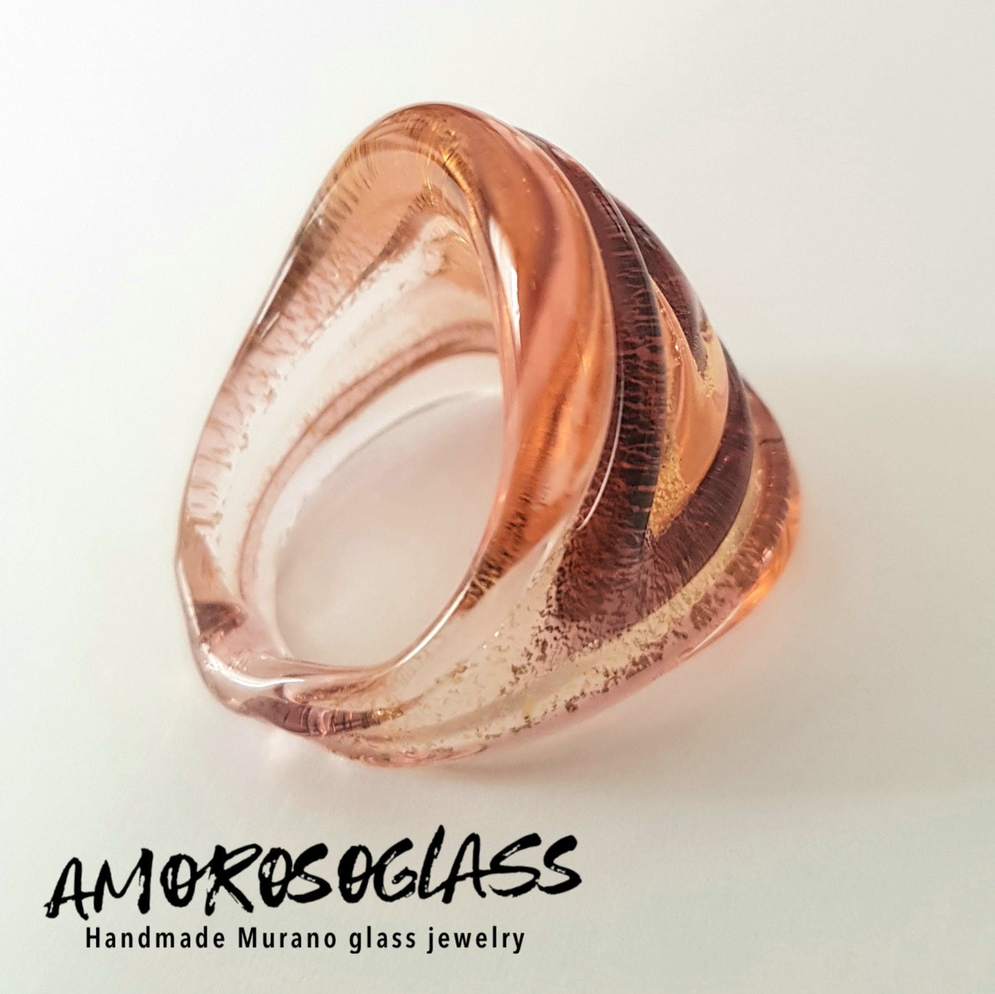 Anello VORTICE a fascia larga base rosa trasparente con foglia oro24kt e vortice ametista trasparente,in vetro di Murano lavorato a lume.