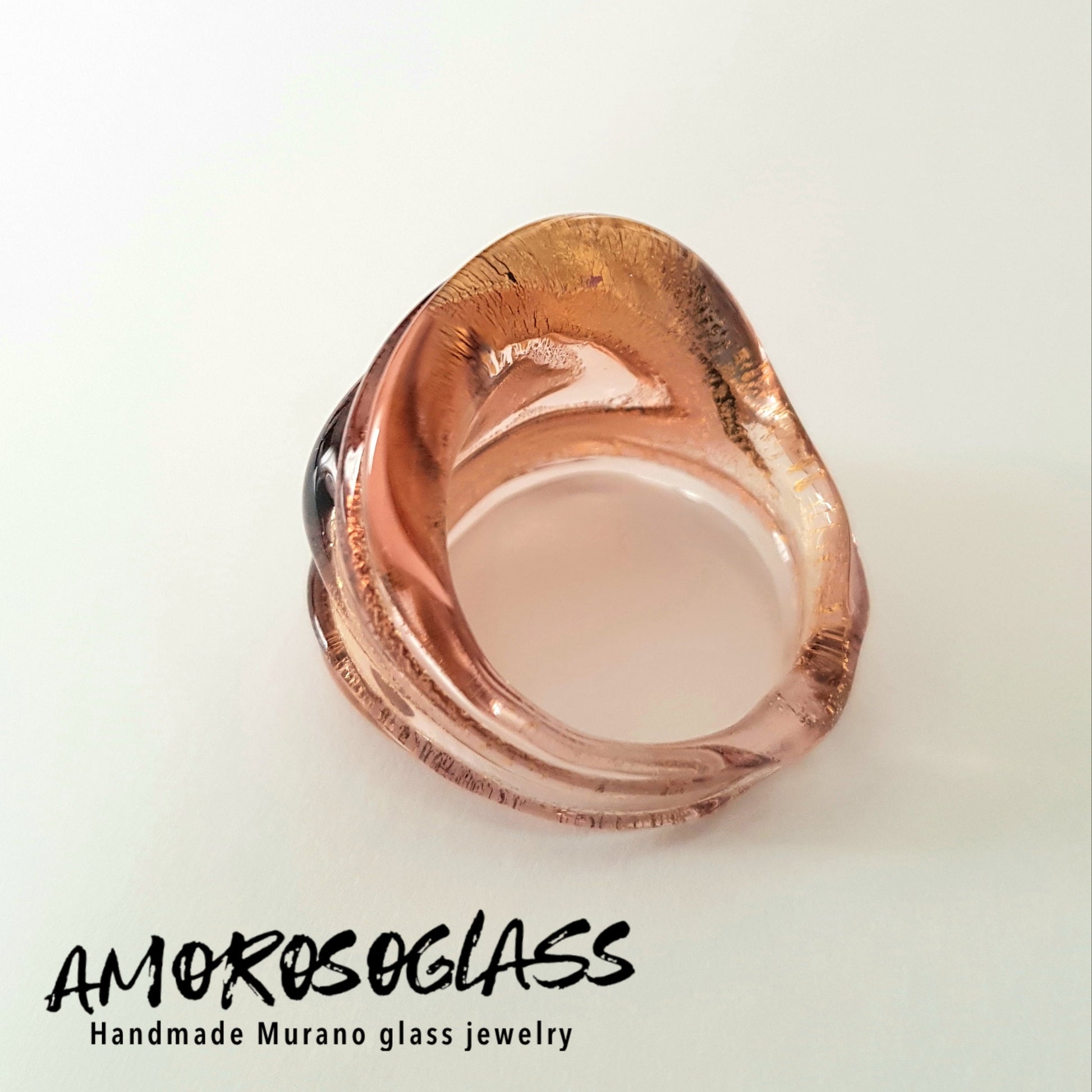 Anello VORTICE a fascia larga base rosa trasparente con foglia oro24kt e vortice ametista trasparente,in vetro di Murano lavorato a lume.