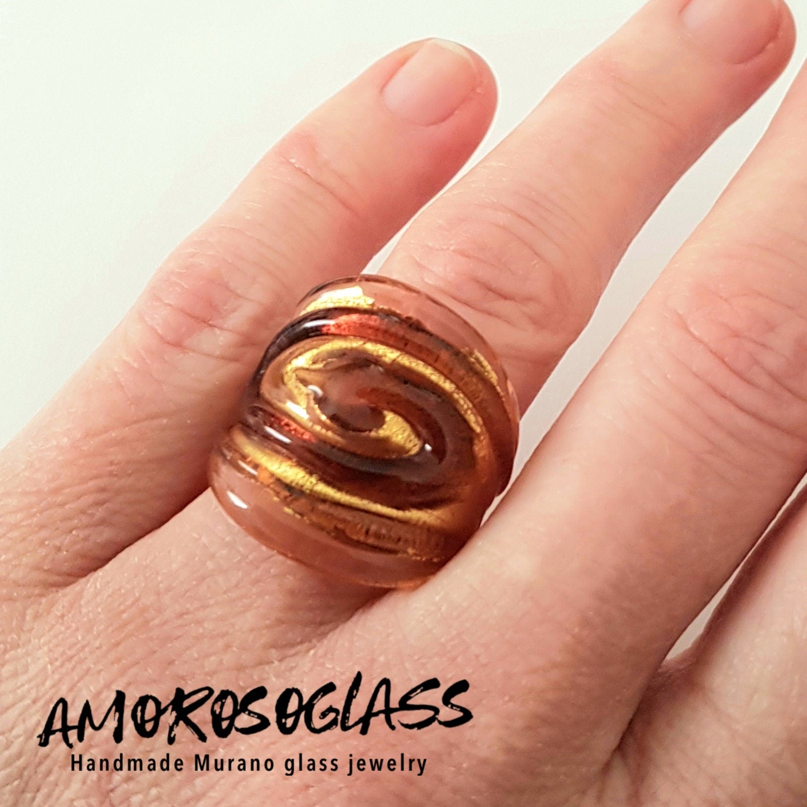 Anello VORTICE a fascia larga base rosa trasparente con foglia oro24kt e vortice ametista trasparente,in vetro di Murano lavorato a lume.