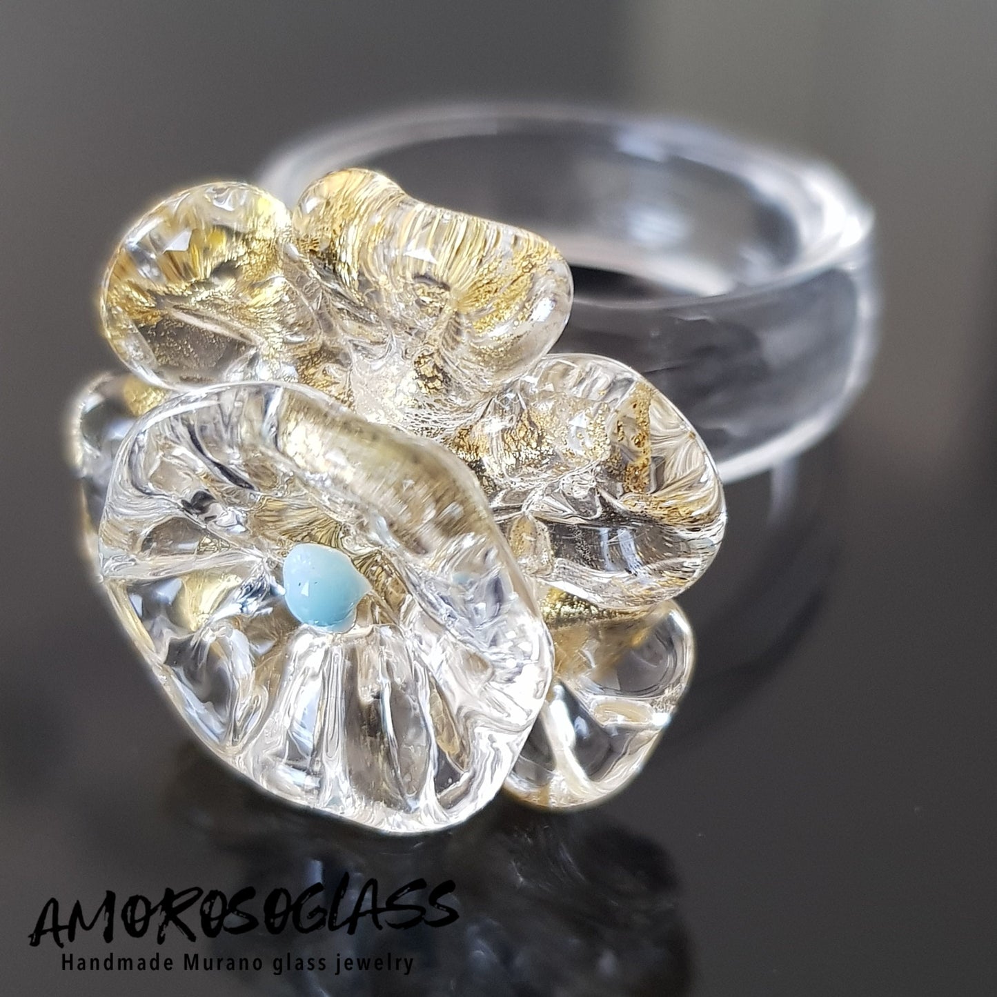 Anello BEATRICE in vetro di Murano a forma di fiore con foglia oro 24kt e puntino centrale colore celeste in pasta.