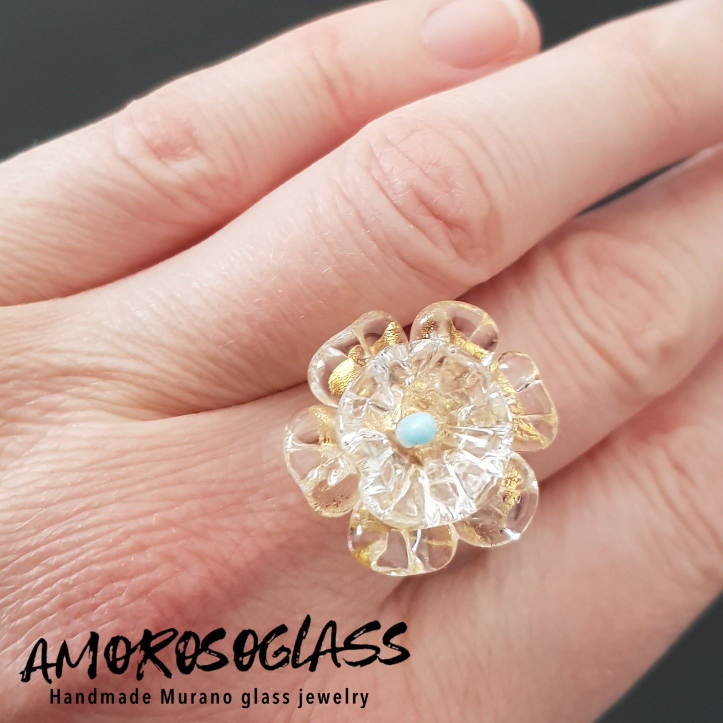 Anello BEATRICE in vetro di Murano a forma di fiore con foglia oro 24kt e puntino centrale colore celeste in pasta.