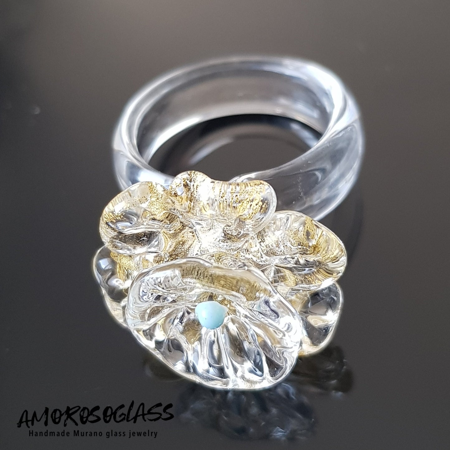 Anello BEATRICE in vetro di Murano a forma di fiore con foglia oro 24kt e puntino centrale colore celeste in pasta.