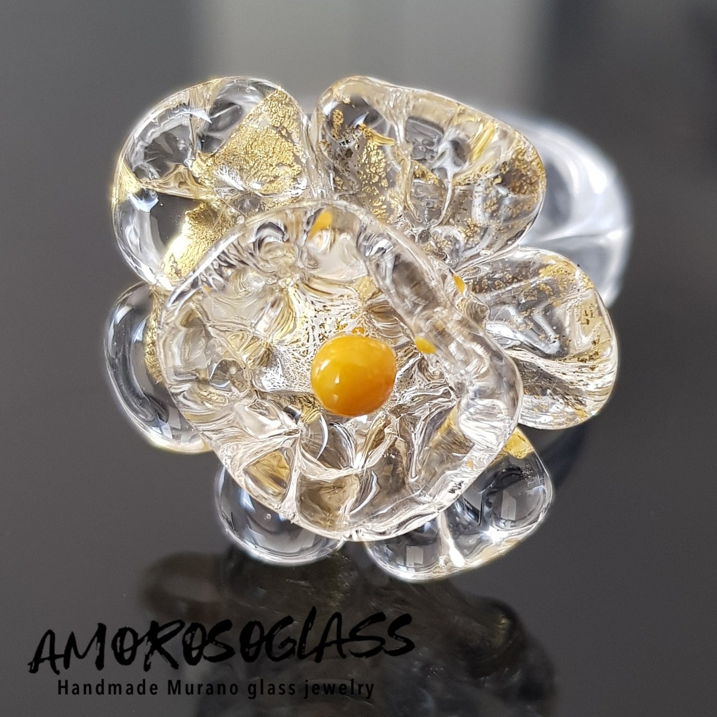 Anello BEATRICE in vetro di Murano a forma di fiore con foglia oro 24kt e puntino centrale colore giallo in pasta.