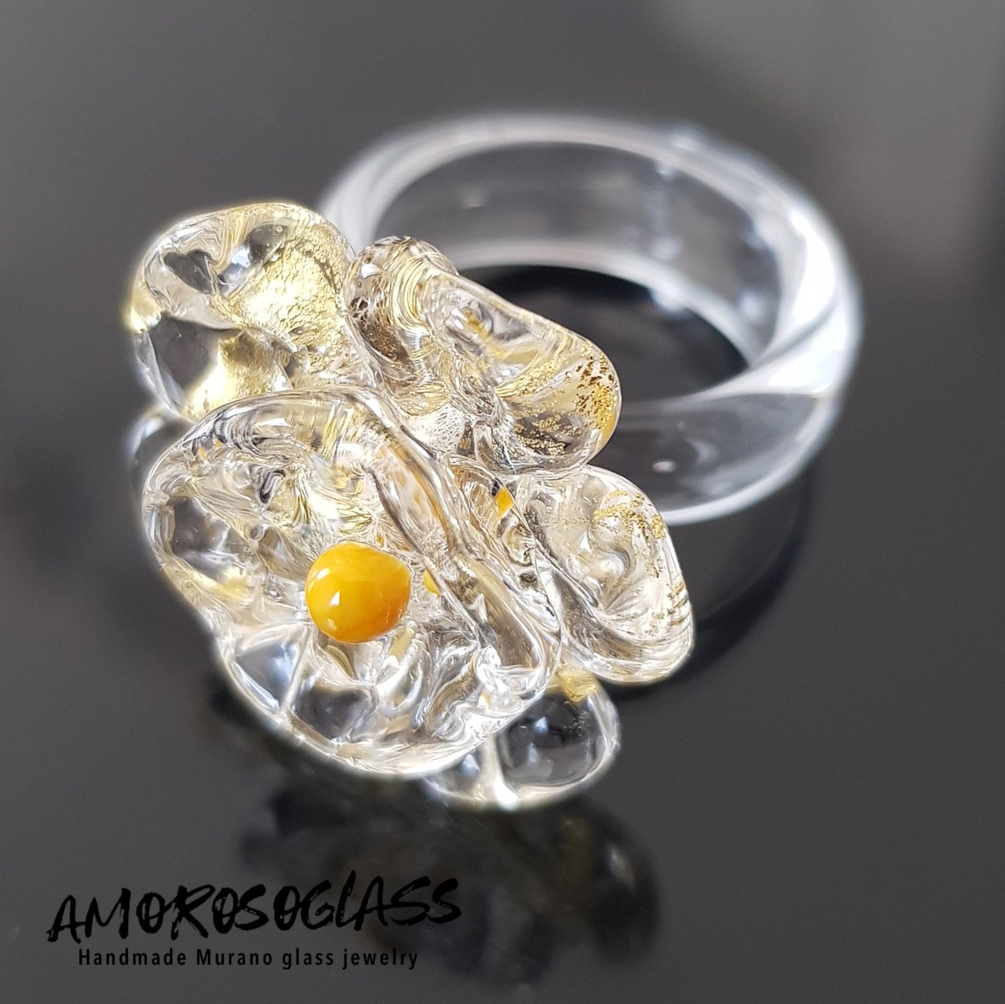 Anello BEATRICE in vetro di Murano a forma di fiore con foglia oro 24kt e puntino centrale colore giallo in pasta.