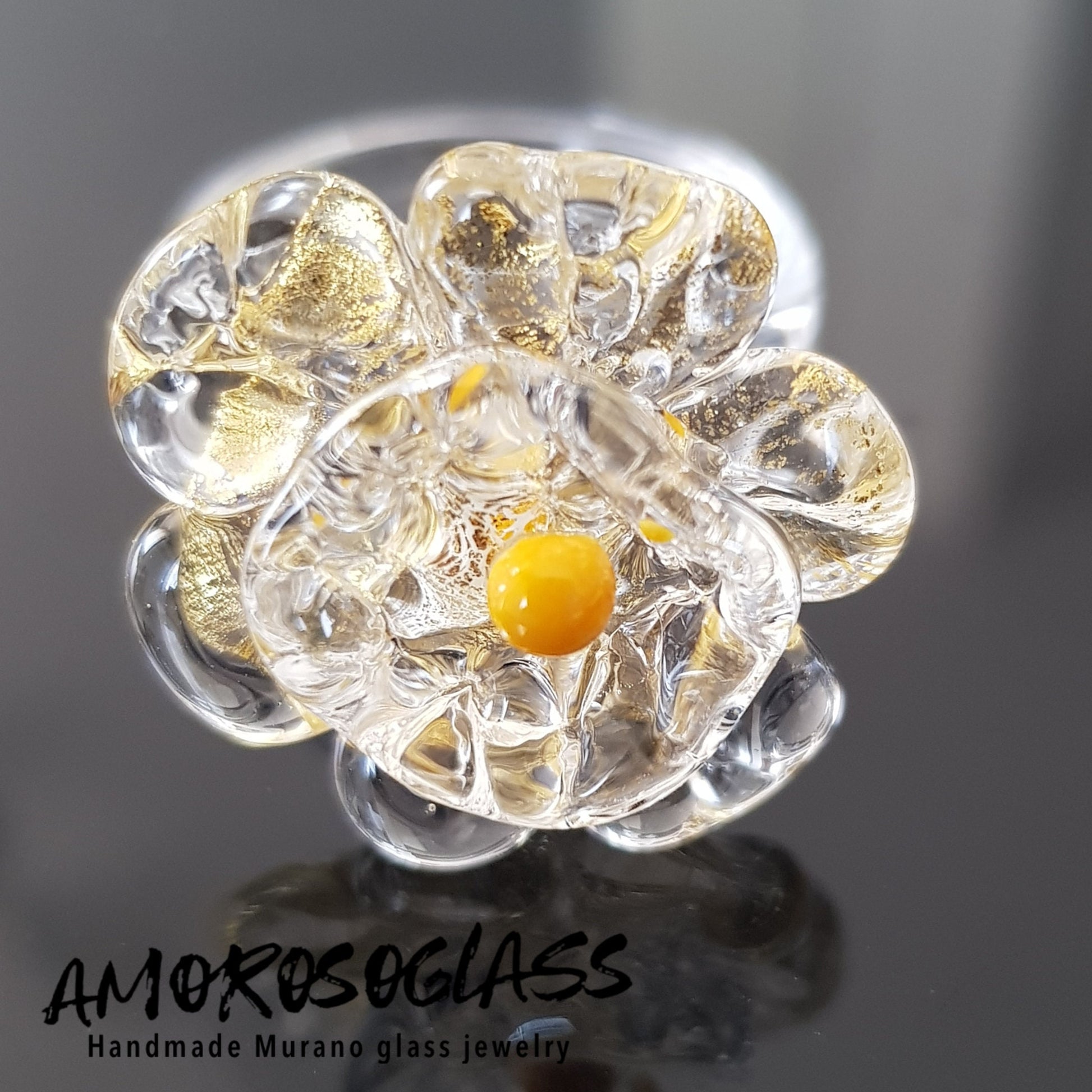 Anello BEATRICE in vetro di Murano a forma di fiore con foglia oro 24kt e puntino centrale colore giallo in pasta.