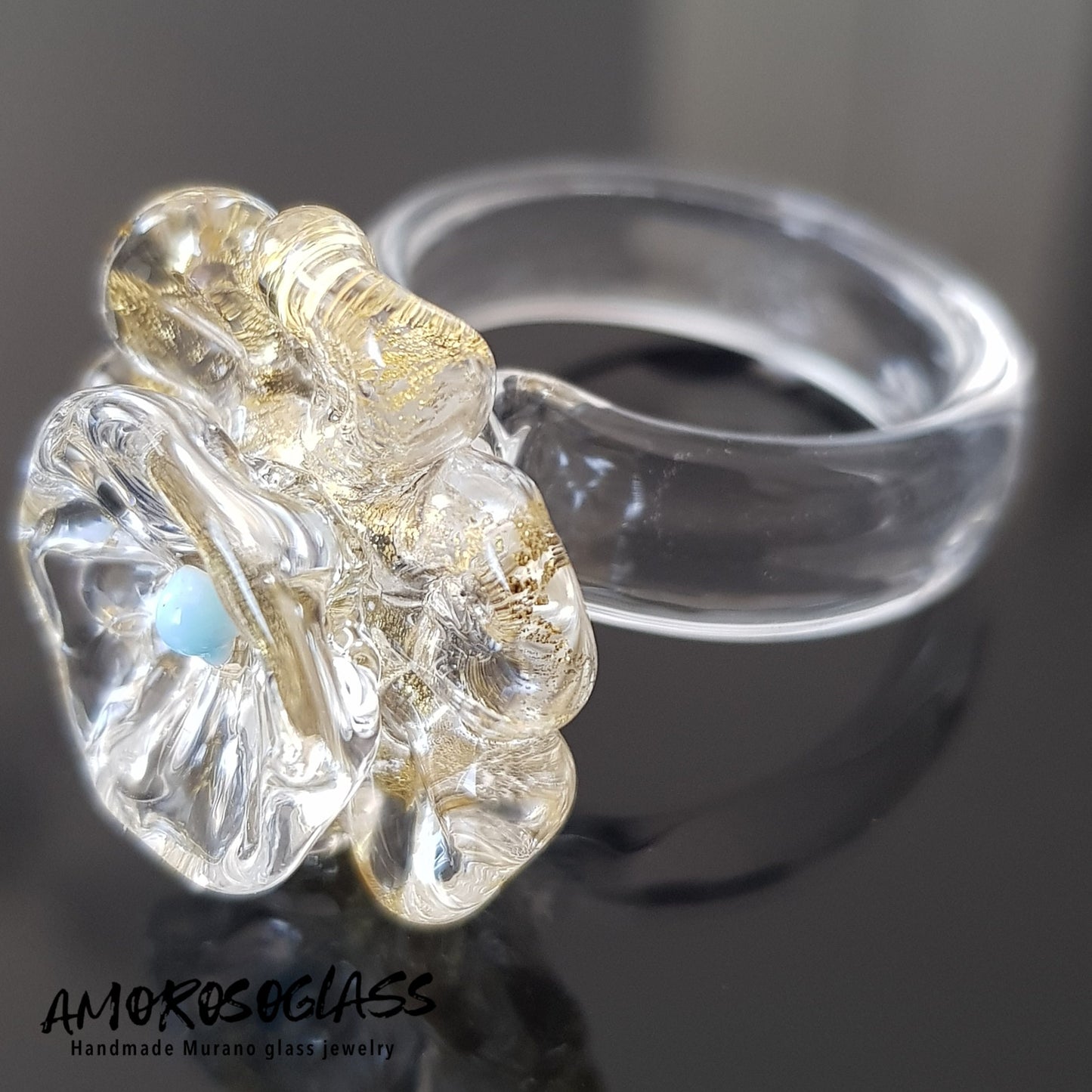 Anello BEATRICE in vetro di Murano a forma di fiore con foglia oro 24kt e puntino centrale colore celeste in pasta.