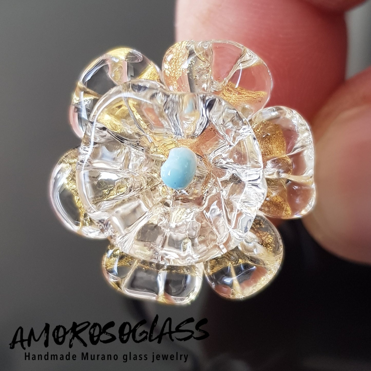 Anello BEATRICE in vetro di Murano a forma di fiore con foglia oro 24kt e puntino centrale colore celeste in pasta.