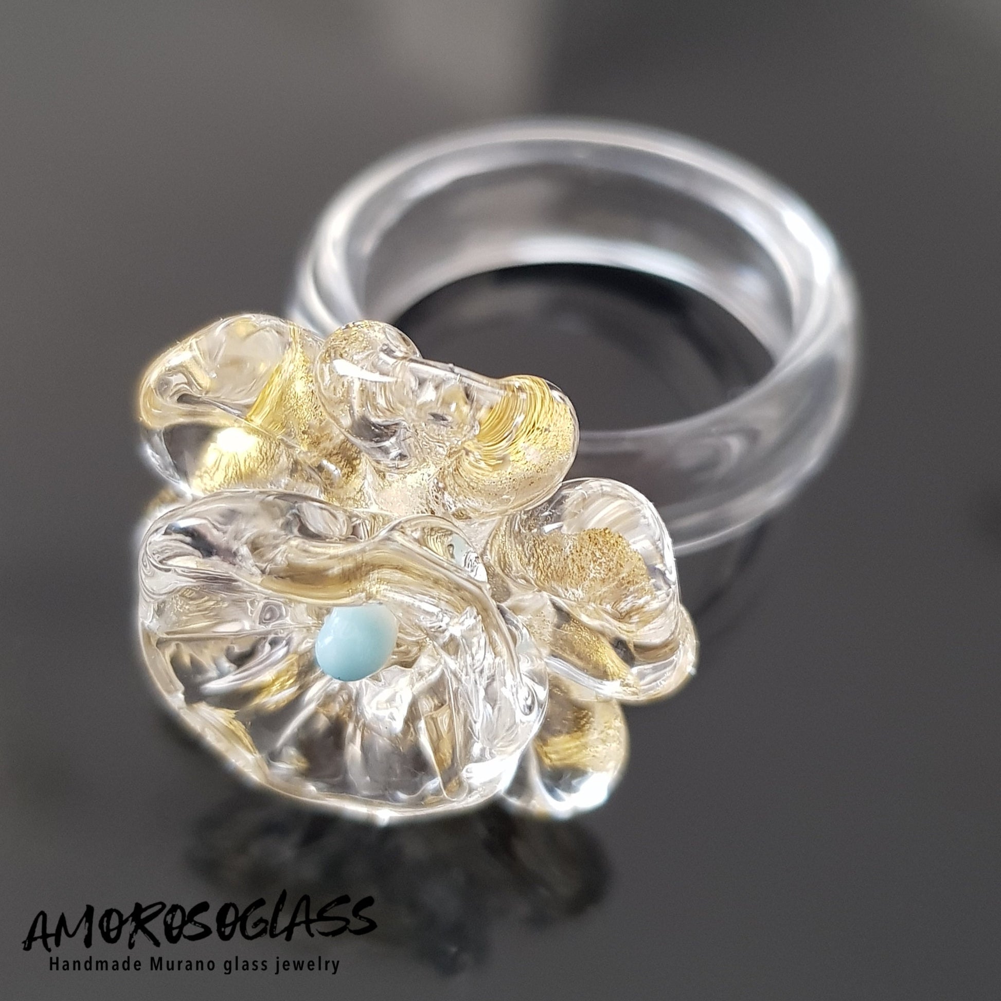 Anello BEATRICE in vetro di Murano a forma di fiore con foglia oro 24kt e puntino centrale colore celeste in pasta.